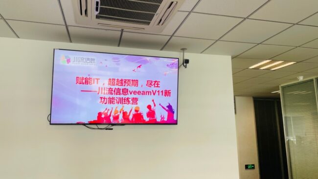 墙上的电视 中度可信度描述已自动生成